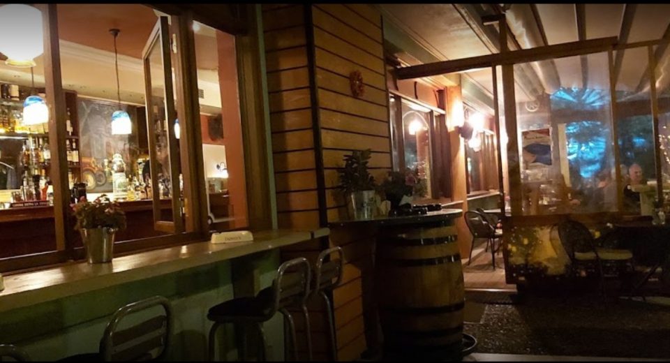 Εν Φλύα: Στο παλαιότερο μπαρ του Χαλανδρίου παίζουν με τις τάπες των βαρελιών…