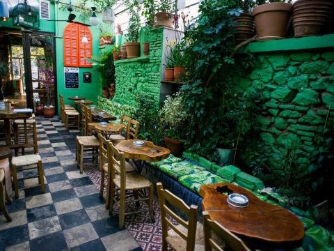 Κεραμείο: Το bar που «κρατάει ψηλά» τη νύχτα στον Κεραμεικό