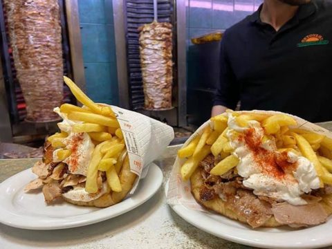Μεγάλα, λαχταριστά και νόστιμα: Σε αυτό το σουβλατζίδικο πάνω από 2 πιτόγυρα δεν μπορεί να φάει κανείς (Pics)