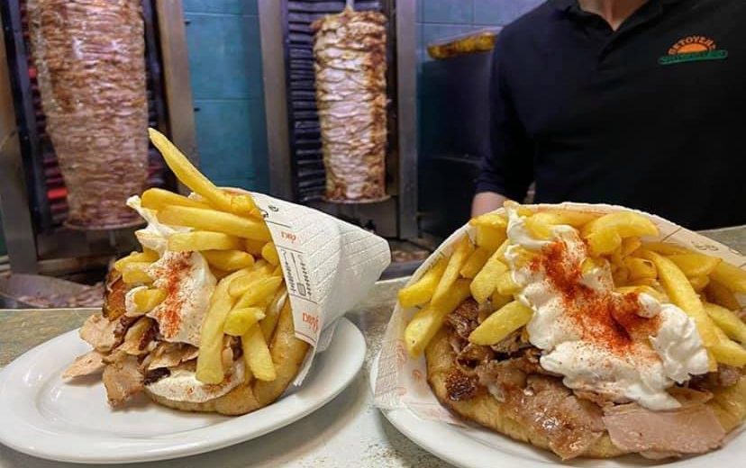 Μεγάλα, λαχταριστά και νόστιμα: Σε αυτό το σουβλατζίδικο πάνω από 2 πιτόγυρα δεν μπορεί να φάει κανείς (Pics)
