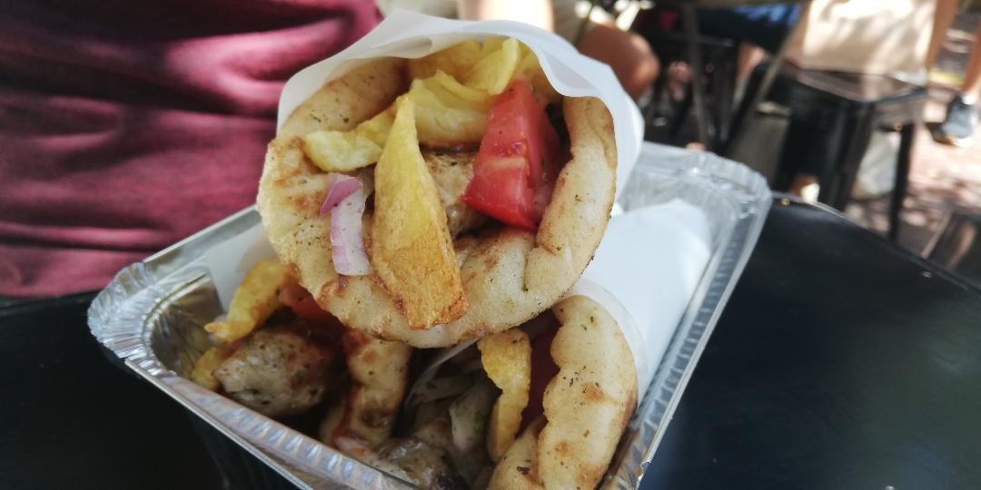 Τέτοια γεύση δεν βρίσκεις πουθενά αλλού: Το σουβλάκι που παραδέχονται όλοι σε κερδίζει από την πρώτη μπουκιά