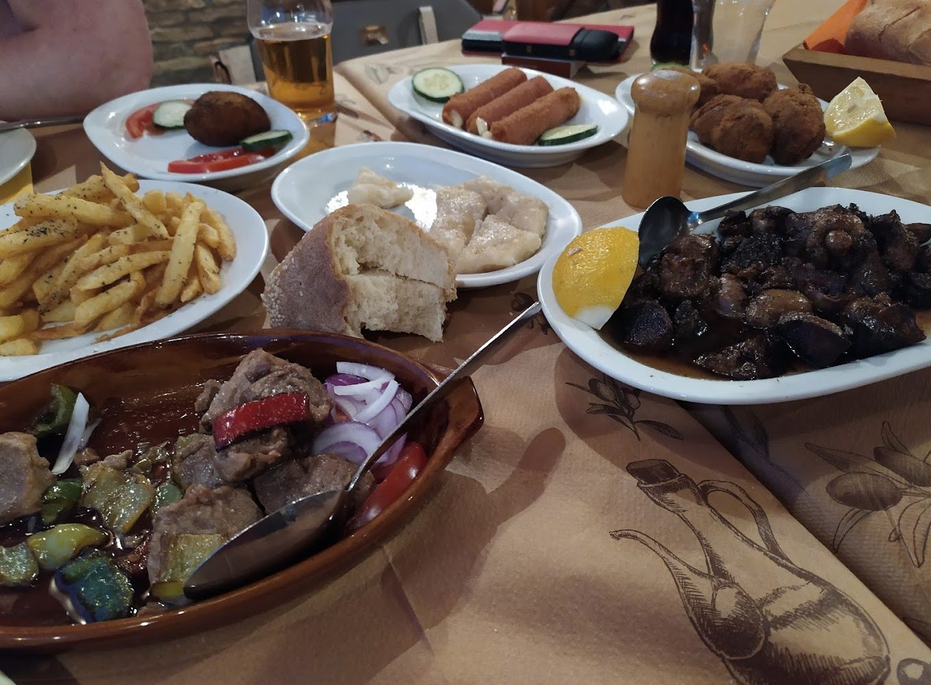 Εκπληκτική θέα, τρομερό φαγητό: Το μαγαζί με τις μεγάλες μερίδες και τις εξαιρετικές τιμές έχει ό,τι ακριβώς ζητάς (Pics)