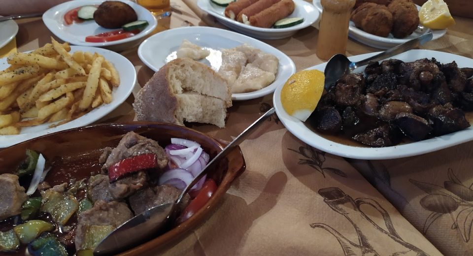 Εκπληκτική θέα, τρομερό φαγητό: Το μαγαζί με τις μεγάλες μερίδες και τις εξαιρετικές τιμές έχει ό,τι ακριβώς ζητάς (Pics)