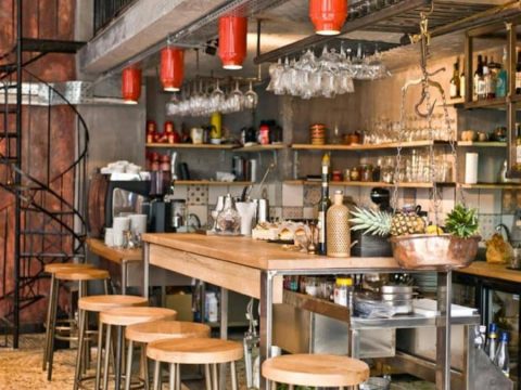 Warehouse: Αν αγαπάς τον καλό καφέ ή το καλό κρασί, μόλις βρήκες το στέκι σου