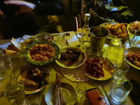 Ωραίος χώρος, τρομερό φαγητό: Στο μαγαζί που είναι πάντα ασφυκτικά γεμάτο τρως πολύ και πληρώνεις λίγο