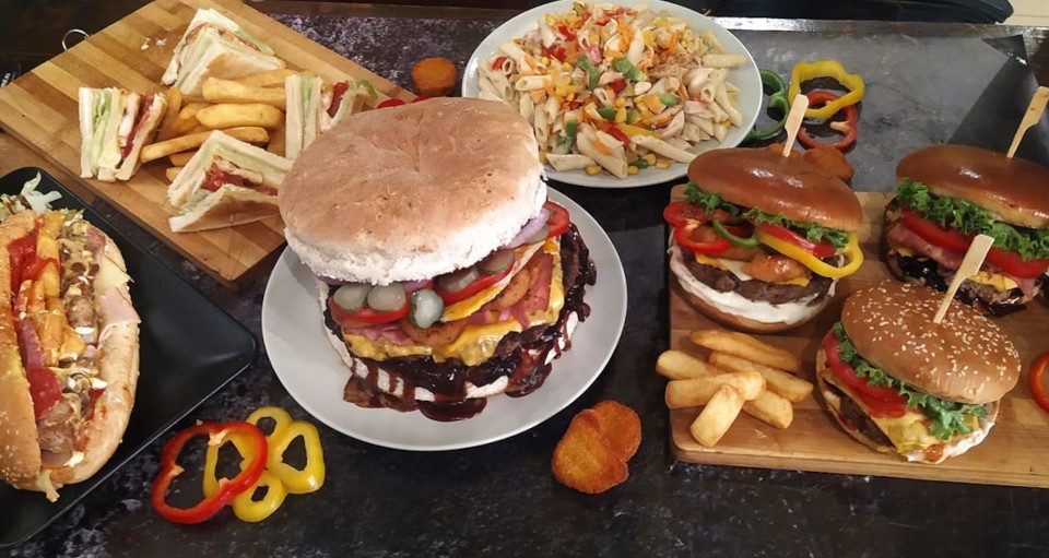 «Well-Done Burger»: Βρήκαμε ένα από τα μεγαλύτερα burger της πόλης και πρέπει να το γευθείς