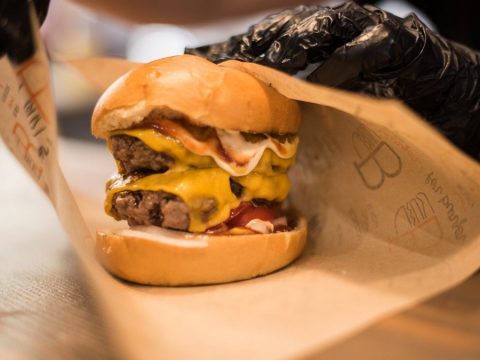 B for Burger: Εκεί θα δοκιμάσεις το πιο ιδιαίτερο και πρωτότυπο burger της πόλης
