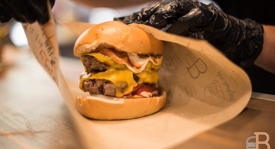 B for Burger: Εκεί θα δοκιμάσεις το πιο ιδιαίτερο και πρωτότυπο burger της πόλης