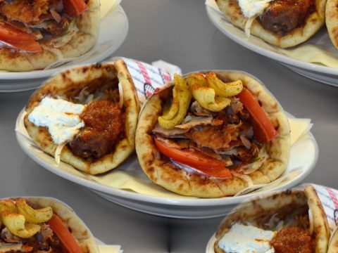 Hot Kebap: Η πολίτικη εκδοχή στο σουβλάκι που πρέπει να δοκιμάσεις