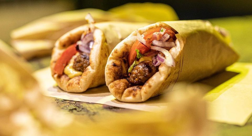 Ξεχωρίζει απ’ την πρώτη παραγγελία: Το σουβλάκι με το πιο ζουμερό και νόστιμο καλαμάκι που έχεις φάει ποτέ (pics)