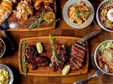 «SpitJack»: H διάσημη rotisserie φέρνει στην πόρτα μας πάπια και πορκέτα στη σούβλα