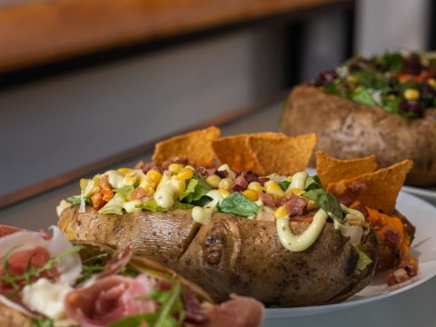 «Hot Potato Bar»: Τα «άπαντα» της πατάτας σε ένα μαγαζί αφιερωμένο στους λάτρεις της