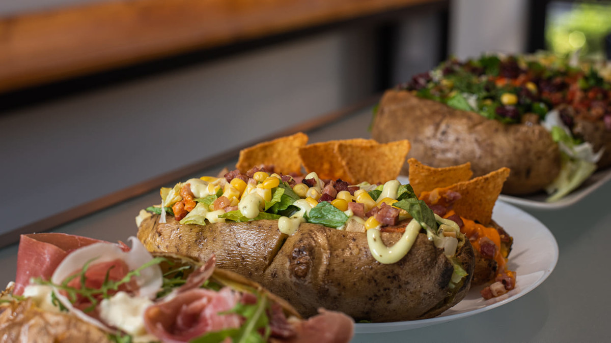 «Hot Potato Bar»: Τα «άπαντα» της πατάτας σε ένα μαγαζί αφιερωμένο στους λάτρεις της