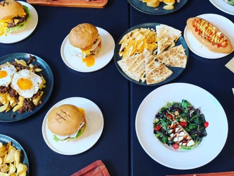 «GOURMeat Steakbar & Burgers»: Βρήκαμε που θα φας… εναλλακτικά την Τσικνοπέμπτη