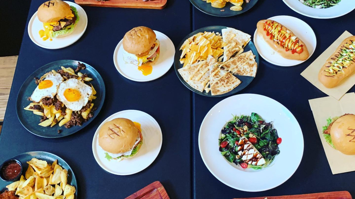 «GOURMeat Steakbar & Burgers»: Βρήκαμε που θα φας... εναλλακτικά την Τσικνοπέμπτη