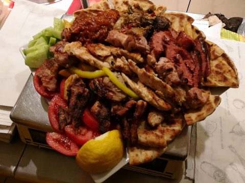 Τεράστιο, οικονομικό και πεντανόστιμο: Το σουβλάκι που έγινε talk of the town είναι το νο1 σε μέγεθος, τιμή και ποιότητα (Pics)