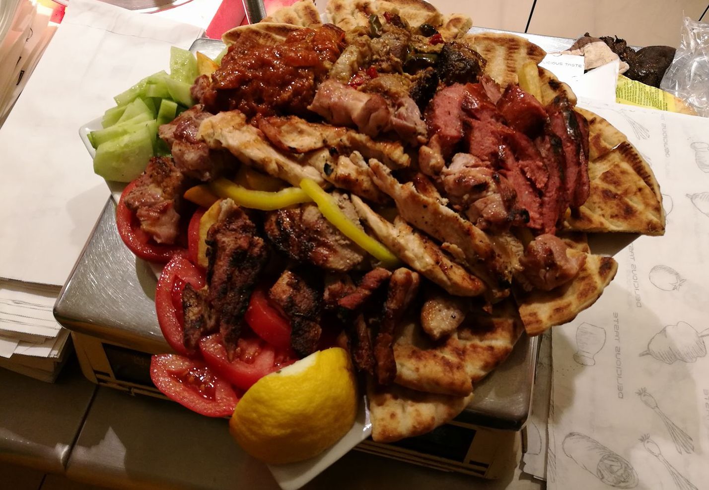 Τεράστιο, οικονομικό και πεντανόστιμο: Το σουβλάκι που έγινε talk of the town είναι το νο1 σε μέγεθος, τιμή και ποιότητα (Pics)
