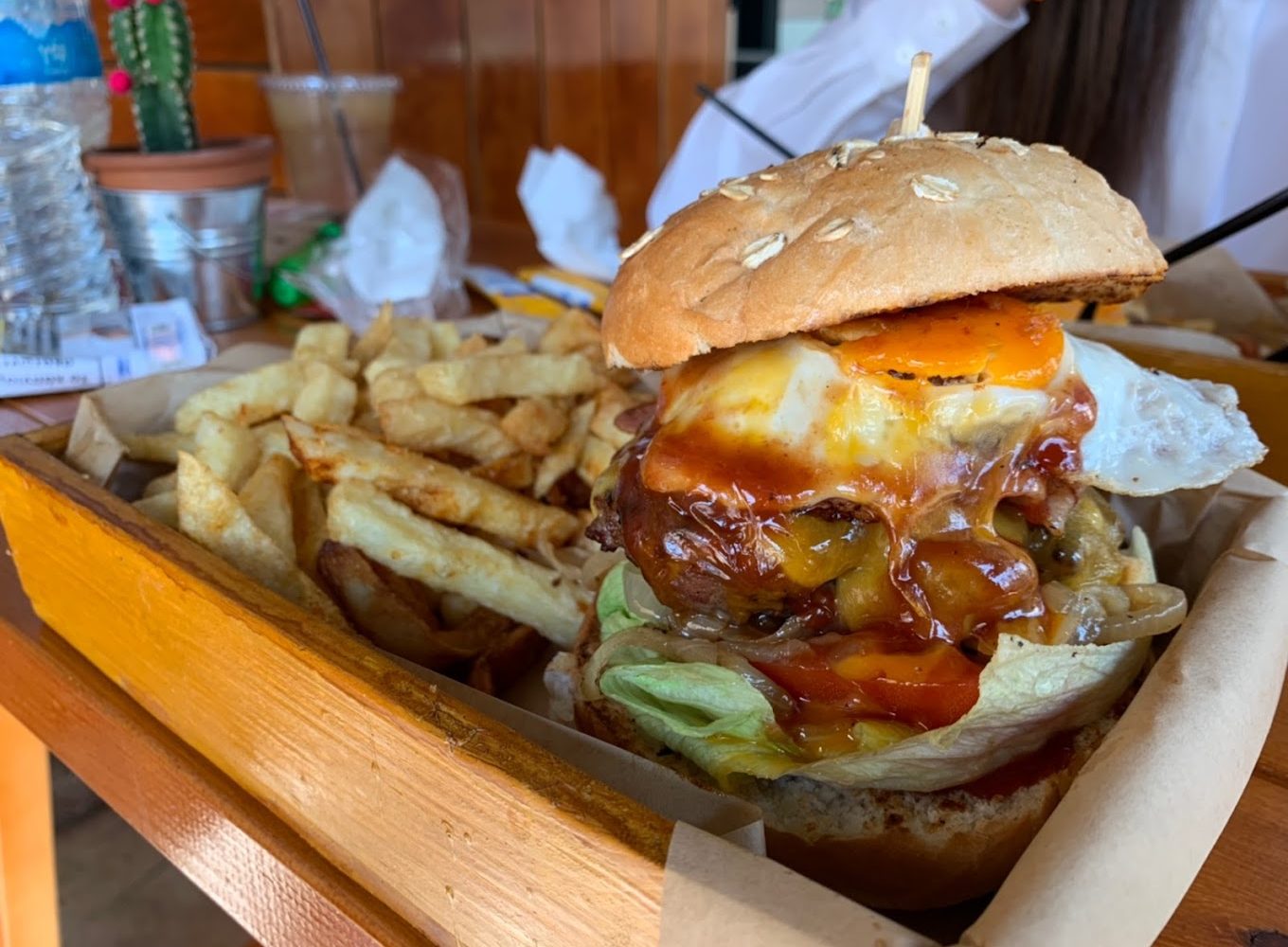 Ζουμερό, με ολόφρεσκα υλικά: Το καλύτερο burger της Αθήνας διαφημίζεται από στόμα σε στόμα (Pics)