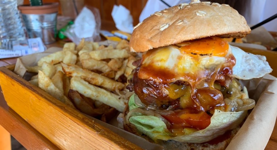 Ζουμερό, με ολόφρεσκα υλικά: Το καλύτερο burger της Αθήνας διαφημίζεται από στόμα σε στόμα (Pics)