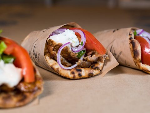 Στα όρια της ύβρεως με το σουβλάκι