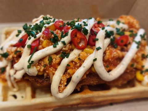 Στο «Chicken Cone & Waffles» έχουν πάει το street food σε άλλη διάσταση