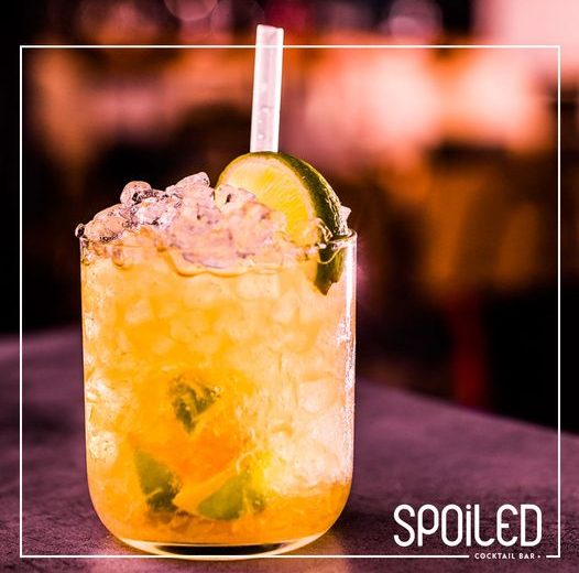 «Spoiled»: Το βραβευμένο cocktail bar φέρνει σπίτι σου τα signature cocktails μαζί με το καλοκαίρι