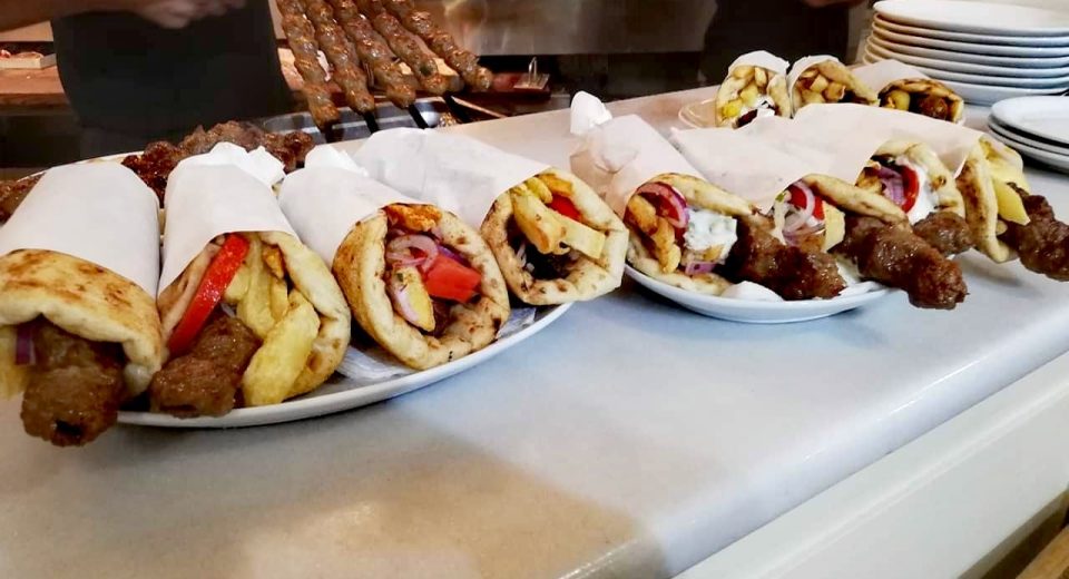 Βλέπεις τις κριτικές του κόσμου και θες να το δοκιμάσεις: Το πιο γευστικό σουβλάκι της Αθήνας δικαίως αποθεώνεται
