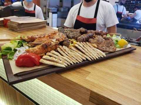 Θα φας καλά: Το σουβλατζίδικο με τις γιγαντιαίες μερίδες έχει φανατικό κοινό που δεν το αλλάζει (Pics)