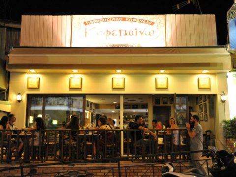 Στο «Καφεποίνω» της Πετρούπολης θα νιώσεις σαν να πίνεις τσίπουρο στο μπαλκόνι του σπιτιού σου