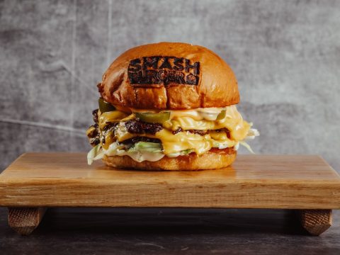 Smash Burger: To νέο hot speakeasy burger spot της πόλης δια χειρός Τάσου Αντωνίου