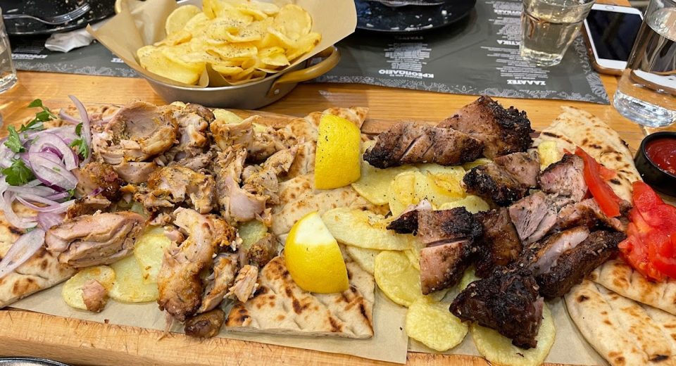 Το κρέας όπως πρέπει να είναι: Το μαγαζί με τις τεράστιες μερίδες σε βγάζει νοκ άουτ απ’ το πρώτο πιάτο (Pics)