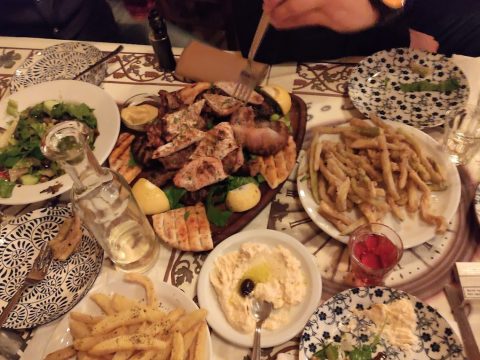 Γεύση, ποιότητα και ποσότητα: Η ταβέρνα με το πεντανόστιμο φαγητό και την υπέροχη αυλή είναι ιδανική για το καλοκαίρι (Pics)