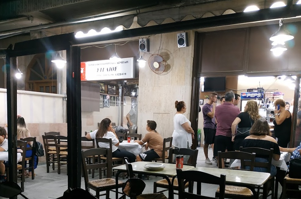 Ξεπερνάει Θεσσαλονίκη, Κρήτη: Το μεγαλύτερο σουβλάκι στην Ελλάδα το φτιάχνουν 3 άτομα κι 1 δεν το κάνει καλά (Pics)