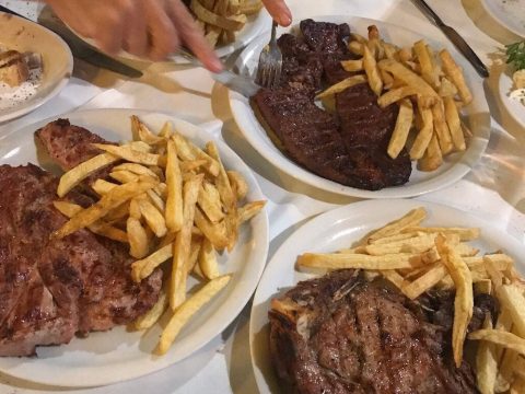 Παραδοσιακά και οικονομικά: 3 ταβέρνες με καλό φαγητό και μεγάλες μερίδες που οι τιμές δεν θα ξεφύγουν ποτέ