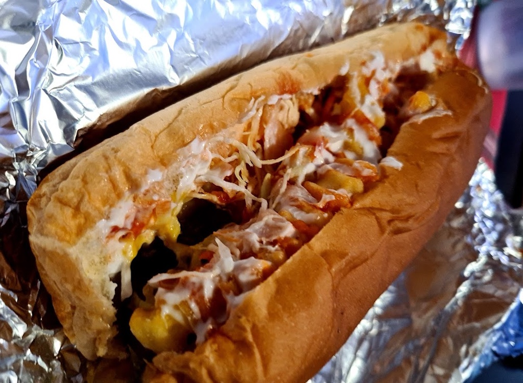 Ο γιατρός της πείνας: Το καλύτερο hot dog της πόλης που προτιμούν οι ψαγμενοι ξενύχτηδες (Pics)