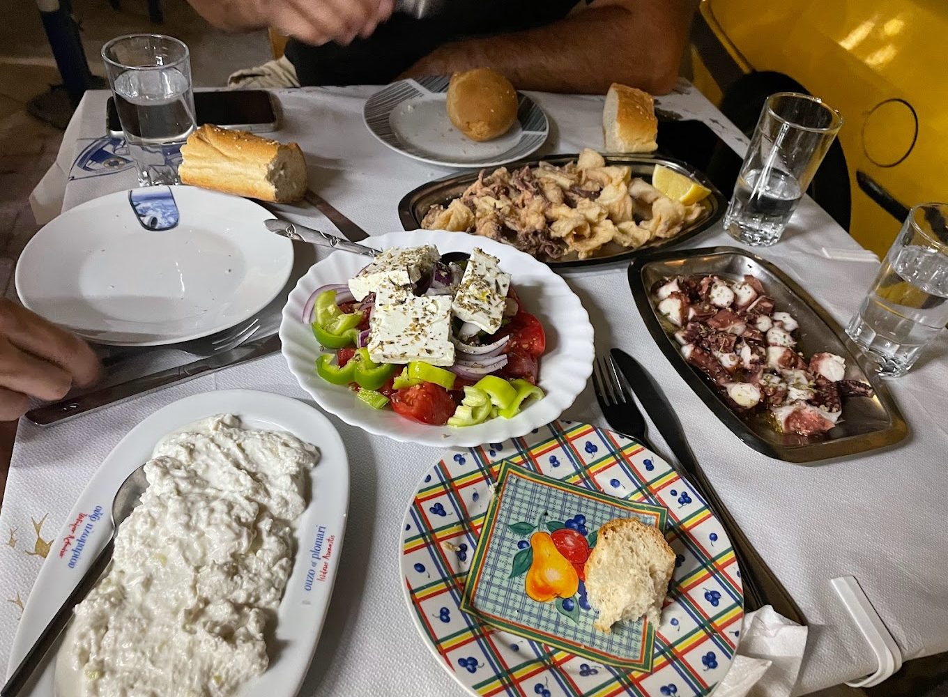 Τεράστιες μερίδες, καλές τιμές: Το μαγαζί με τα λίγα τραπέζια που τρως φρέσκο ψαράκι εάν βρεις θέση