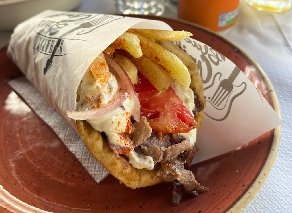 Σουβλάκια με άλλα κόλπα: Το σουβλατζίδικο που έγινε νο1 στο Ράδιο Αρβύλα πάει το γύρο σε άλλο level (Pics)