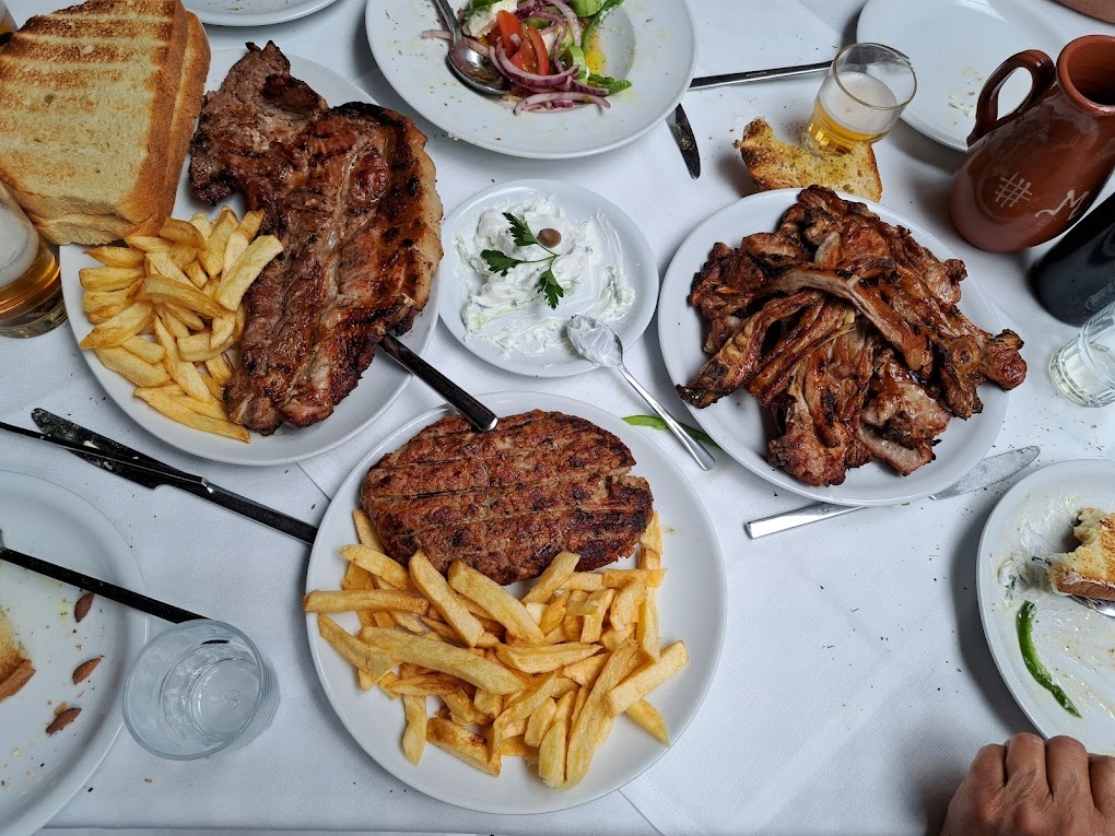 Τεράστιες μερίδες, καλές τιμές: Η ταβέρνα που αποθεώνουν Έλληνες και τουρίστες συνδυάζει ποιότητα και ποσότητα (Pics)