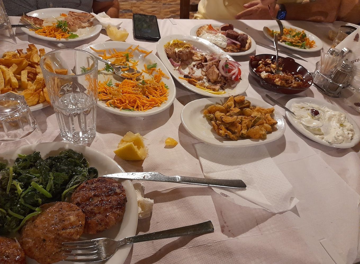 Κλασική, οικονομική και αγαπημένη: Η ταβέρνα με τις τεράστιες μερίδες είναι η νο1 επιλογή και στις γιορτές (Pics)