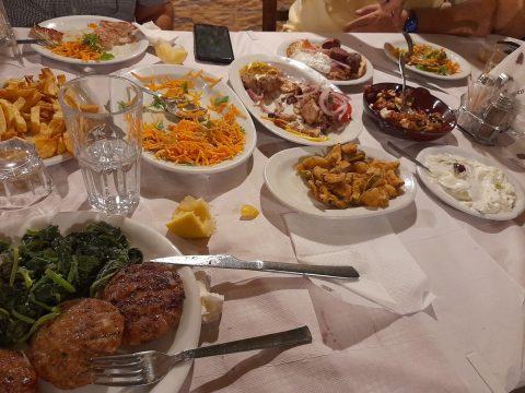Κλασική, οικονομική και αγαπημένη: Η ταβέρνα με τις τεράστιες μερίδες είναι η νο1 επιλογή και στις γιορτές (Pics)