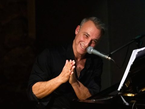 Ο Μίνως Μάτσας ενώνει τα ρεμπέτικα με τα blues και τα πορτογαλικά fados στο Ηρώδειο