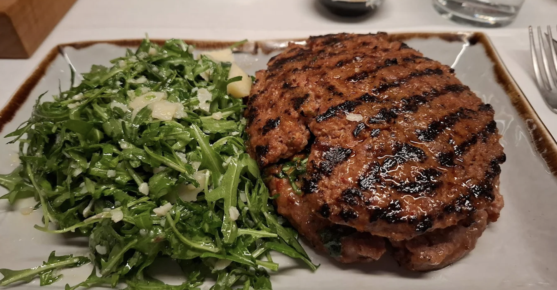 Basegrill: Η γαστρονομική εμπειρία που συνδυάζει παράδοση, ποιότητα και αυθεντικό αίσθημα steakhouse