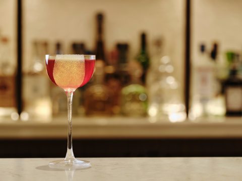 Το νέο μπαρ της Αθήνας μας υπενθυμίζει γιατί τα ξενοδοχειακά μπαρ έχουν τόση μαγεία