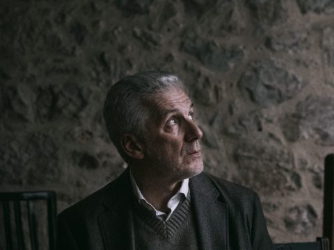 «Αρχιμάστορας Σόλνες»: Ο Ίψεν ζωντανεύει στη σκηνή της Οδού Κυκλάδων