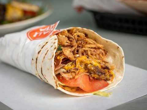 Σε αυτό το street food θα φας ζουμερή σιγομαγειρεμένη πανσέτα