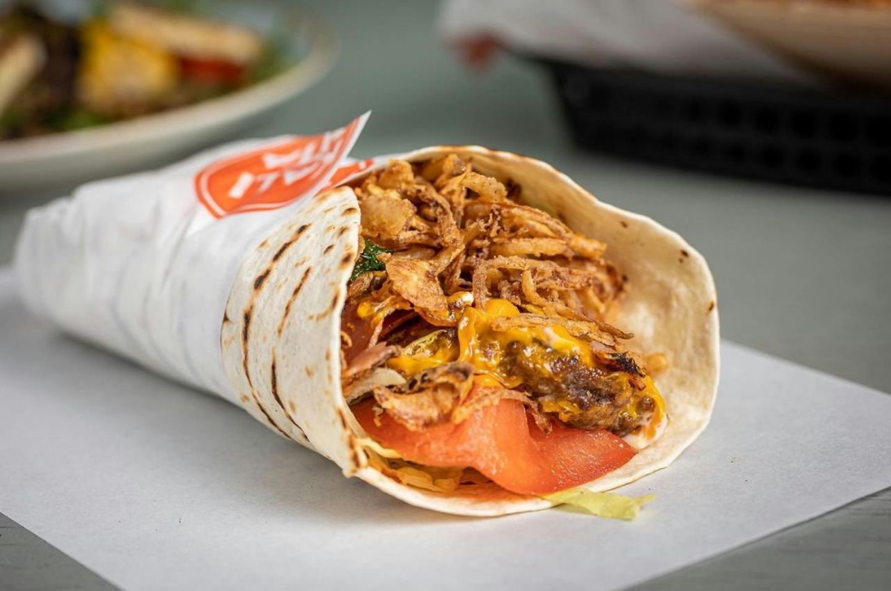 Σε αυτό το street food θα φας ζουμερή σιγομαγειρεμένη πανσέτα