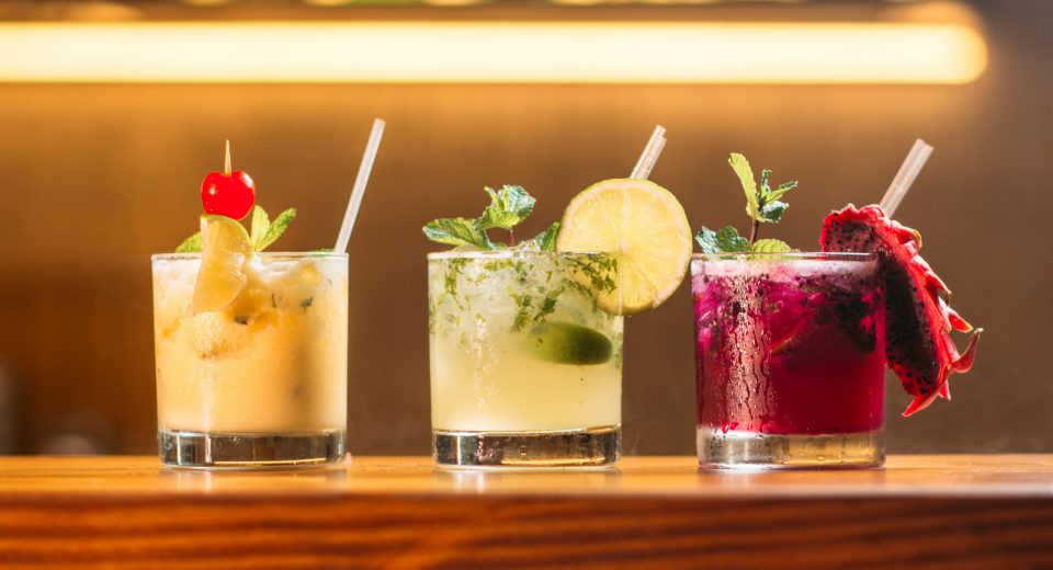 3 festive cocktails για να μην ξεμείνεις από ιδέες