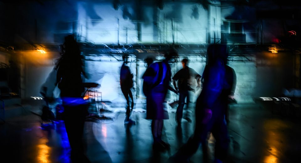 «Ιστορίες για την αναμονή της Αποκάλυψης» στο Θέατρο Δίπυλον